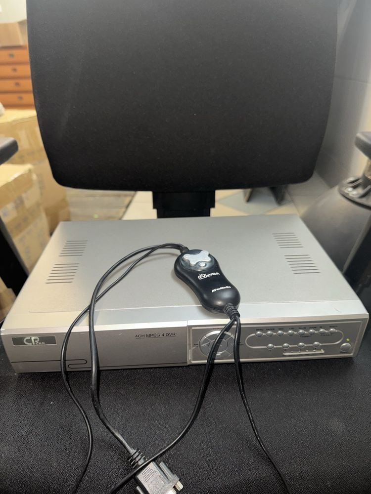 Wideorejestrator na 4 kamery AVTECH 4CH MPEG 4 DVR z dyskiem 250 GB