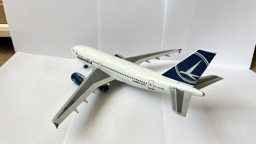 Масштабная модель пассажирского самолета А310 1/144