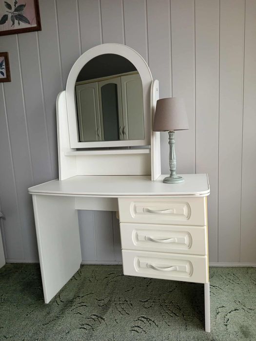 Biała toaletka kosmetyczna z lustrem z szufladami komoda