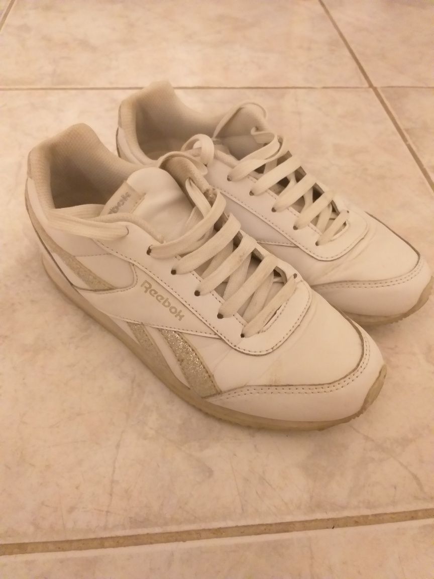 Vendo ténis com sola corda e tenis brancos Reebok