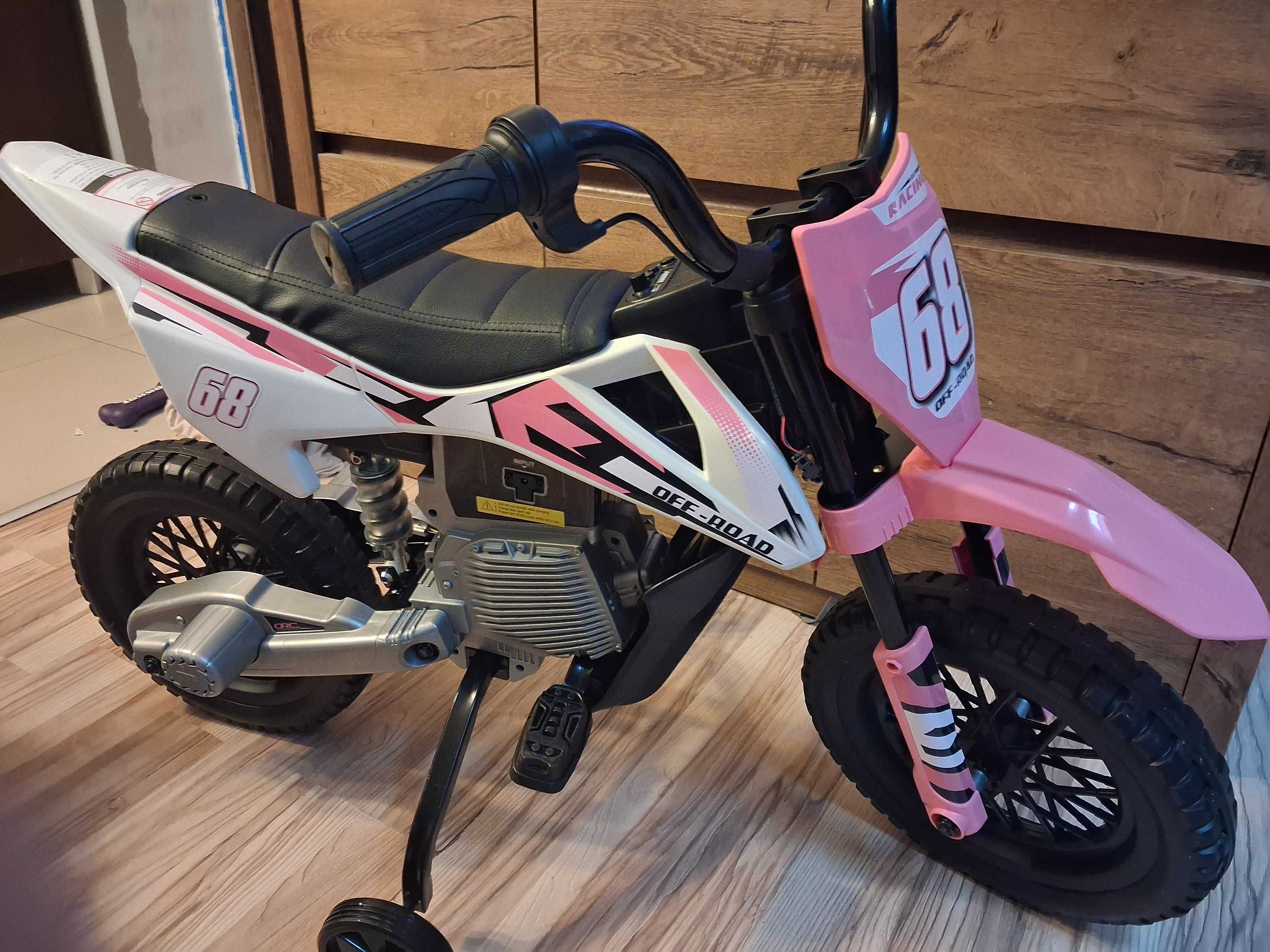 Rozowy Motor PANTONE 361C na akumulator dla dzieci Różowy + Panel audi
