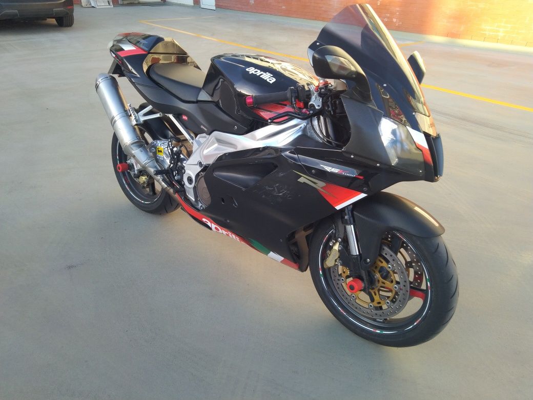 Ducati numerada réplica fila... Aprilia rsv 1000