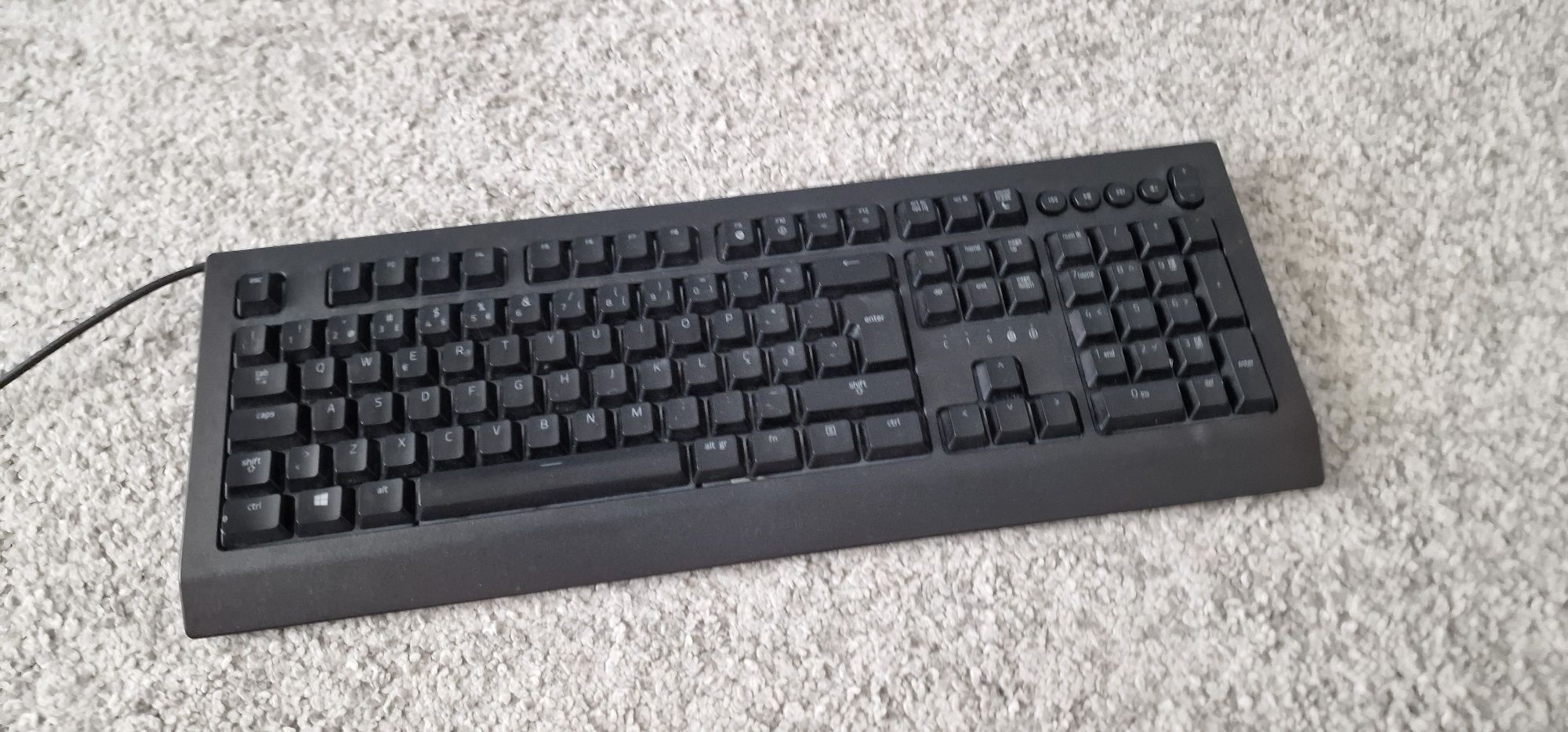 Teclado gaming usado com fios em excelente estado