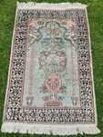 Śliczny jedwabny Qom - Ghoum - Perski dywanik z jedwabiu  61 x 105 cm