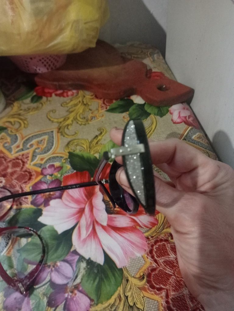 Продам очки красивые от солнца.