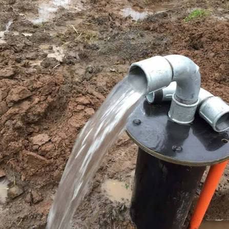 Depósitos-agua: levamos depósitos e água,   limpeza de furos e bombas.