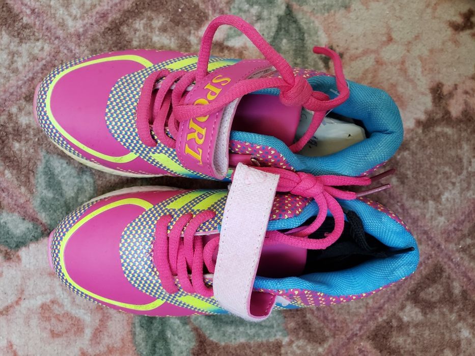 Кроссовки на девочку