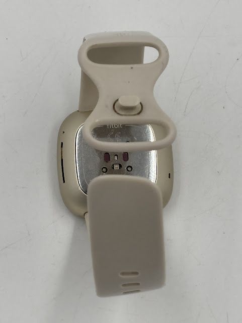 uszkodzony smartwatch fitbit beżowy bluetooth