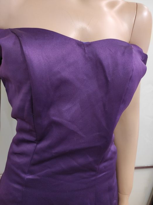 Шикарне плаття зі шлейфом