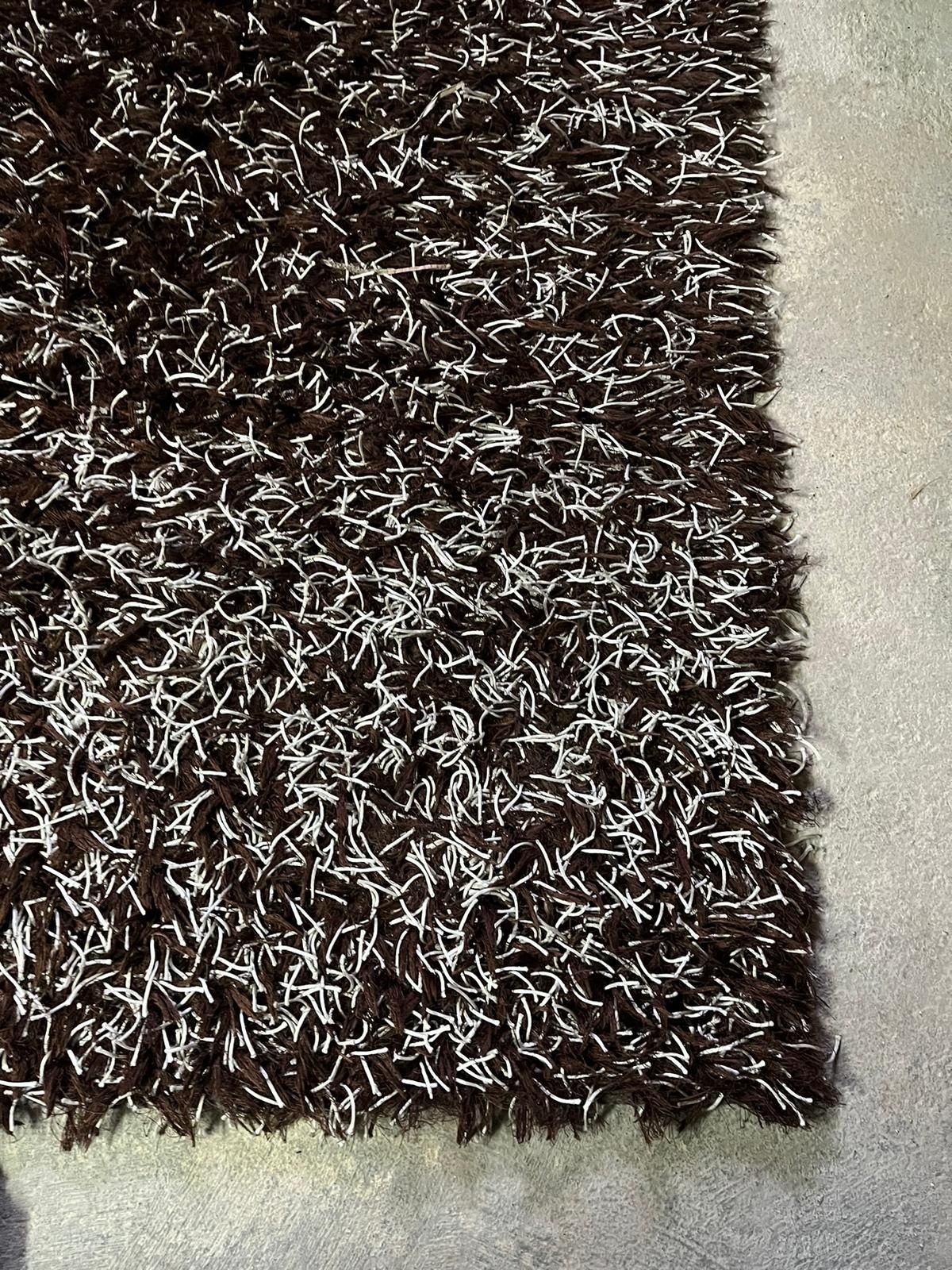 Carpete de sala castanha