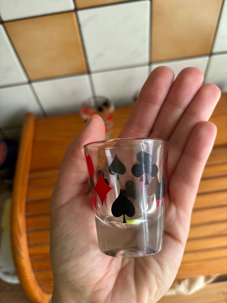 Kieliszki do wódki z motywem karcianym, vintage, retro styl