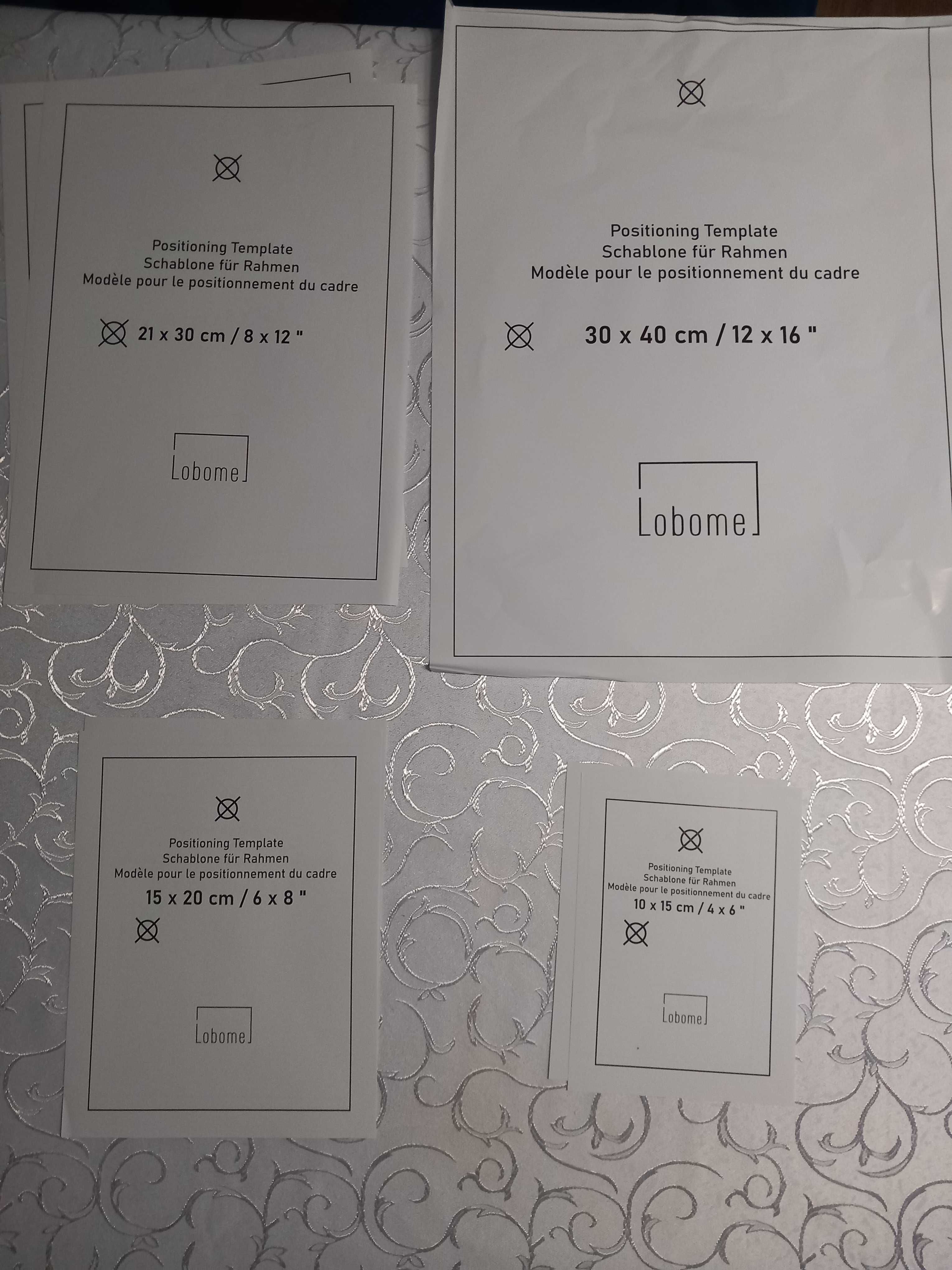 Zestaw - 7 białych drewnianych ramek na zdjęcia w różnych rozmiarach.