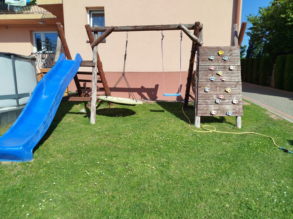Plac zabaw zjeżdżalnia huśtawki