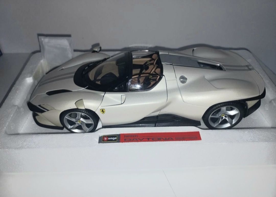 Bburago Ferrari Daytona SP3 ,kolor biały,seria Signature, skala 1:18
