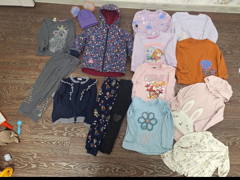 Лот речей для дівчинки 3-5років костюм куртка світшот на флісі
