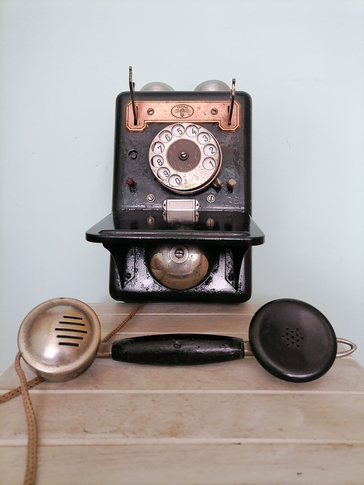 Stary wiszący telefon z lat 30 tych.