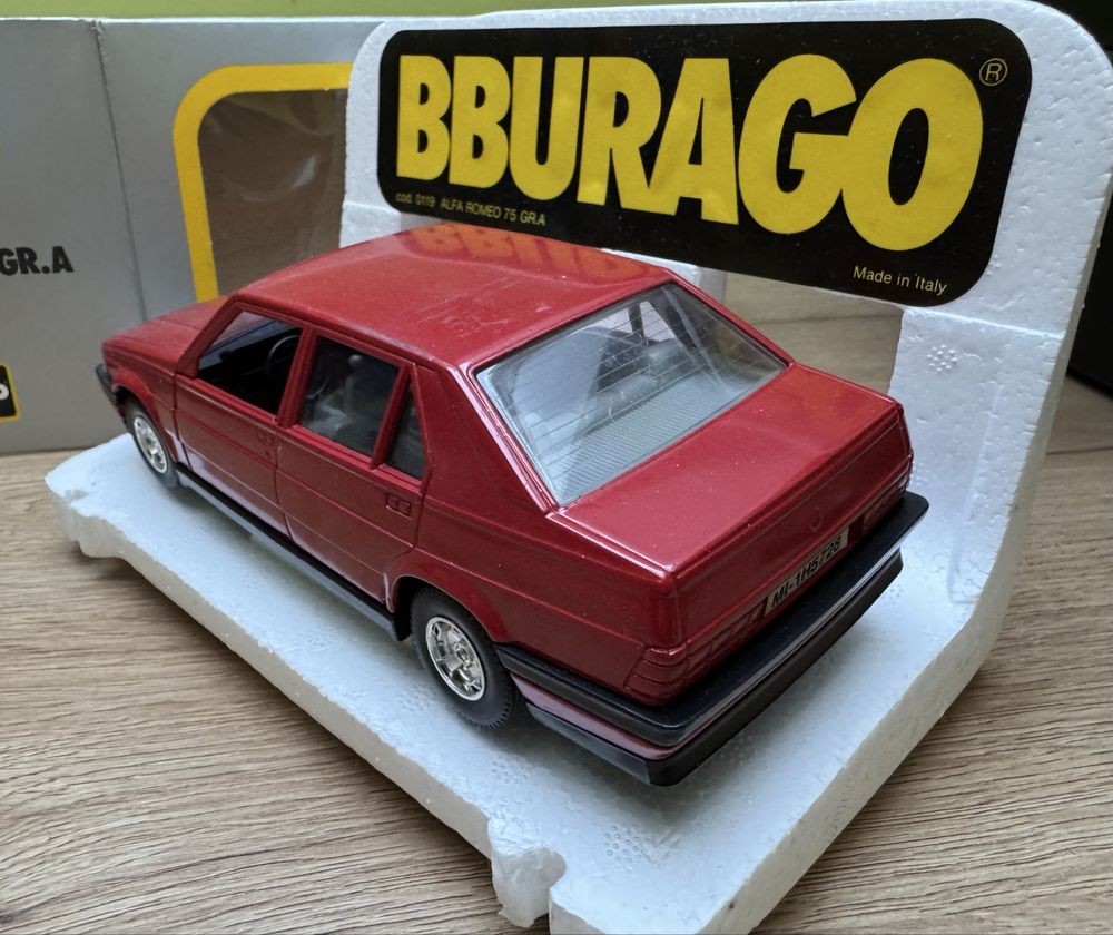 Model samochodu w skali 1:24 Alfa Romeo 75 Bburago Burago