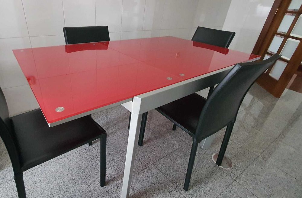 Mesa cozinha em vidro temperado vermelha + 4cadeiras pretas