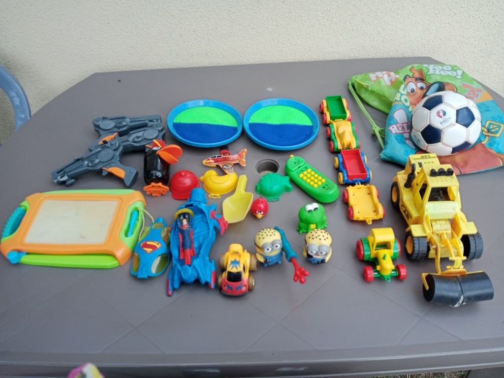 Zestaw zabawek, samochody, piłka, Superman, Minionki, Scooby-Doo.