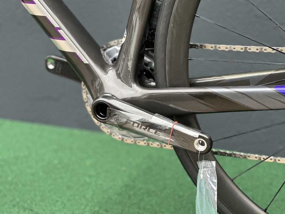 Karbonowy rower szosowy Scott Addict RC Sram Force AXS 12 Syncros r.54