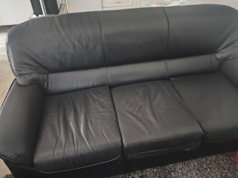 Sofás em pele pretos. Um terne e dois de um