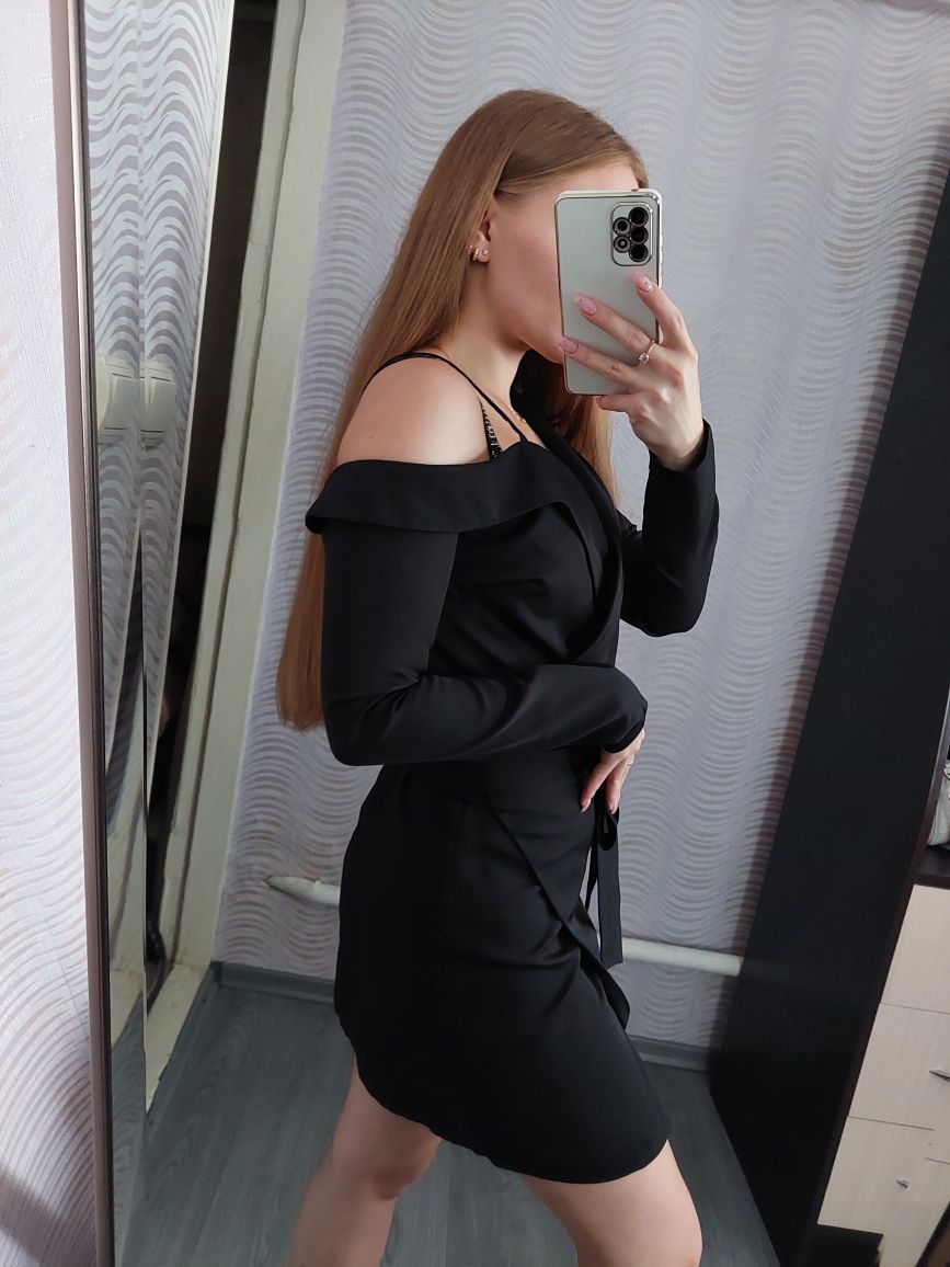 Чорна сукня на запах.