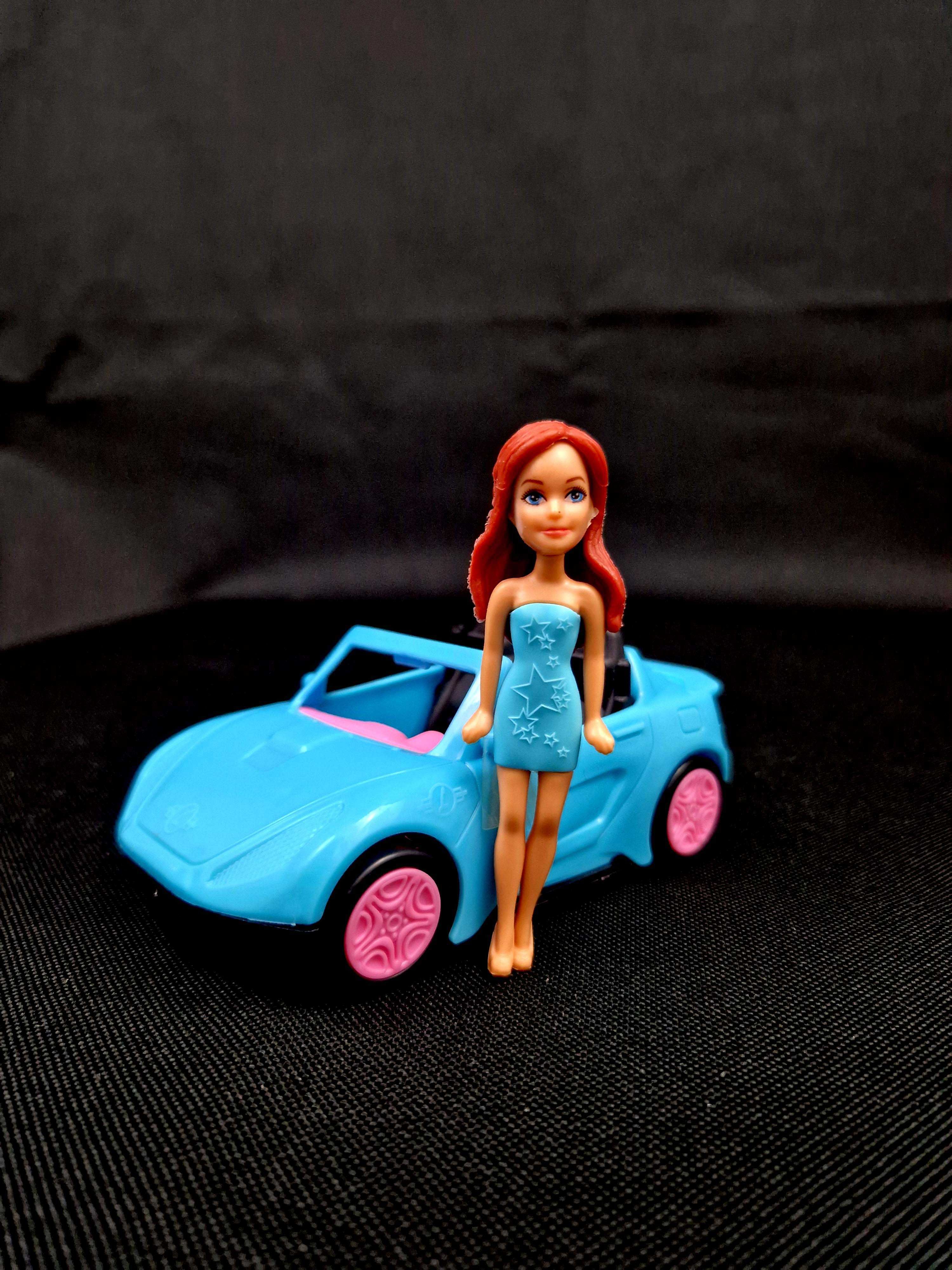 Lalka Laynier Sukienki i Niebieski Samochód