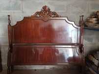Cama antiga de madeira