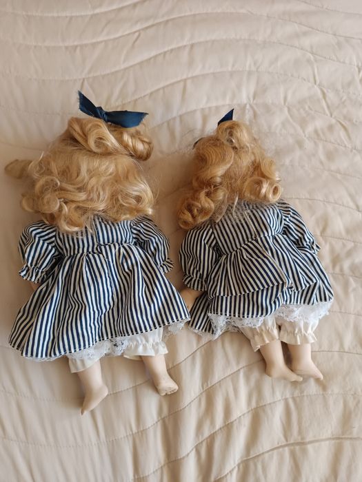 Duas bonecas em porcelana  vintage."gêmeas".