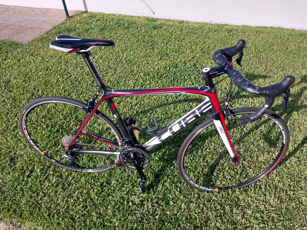 Bicicleta Cube de estrada em carbono