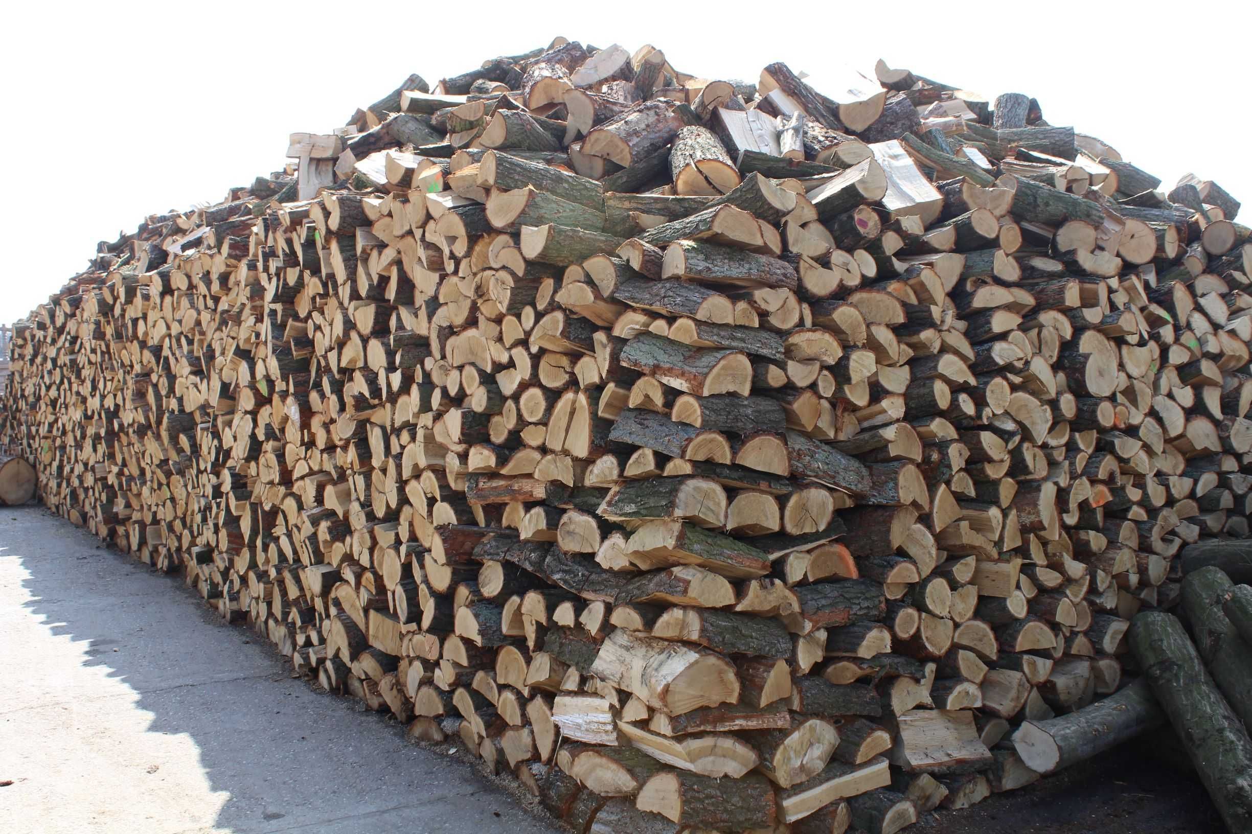 Drewno kominkowe, drewno do pieca, pocięte i połupane, transport