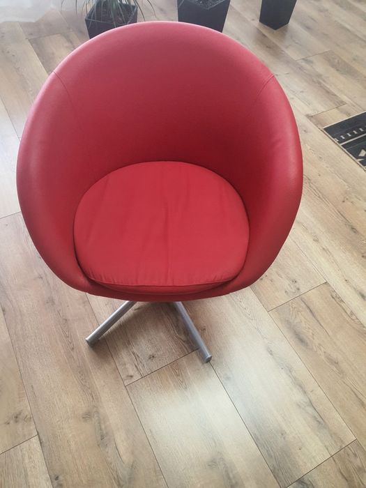 Czerwony fotel obrotowy