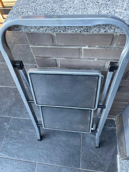 Escadote Dobrável de 2 Degraus Cinzento Aço (47 x 55 x 82 cm)