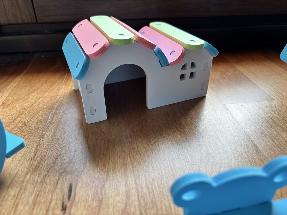 4 Brinquedos para hamster com casa incluida