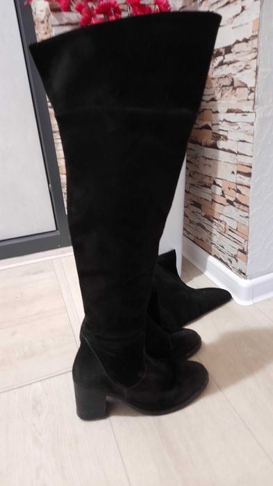 Продам замшевые сапоги