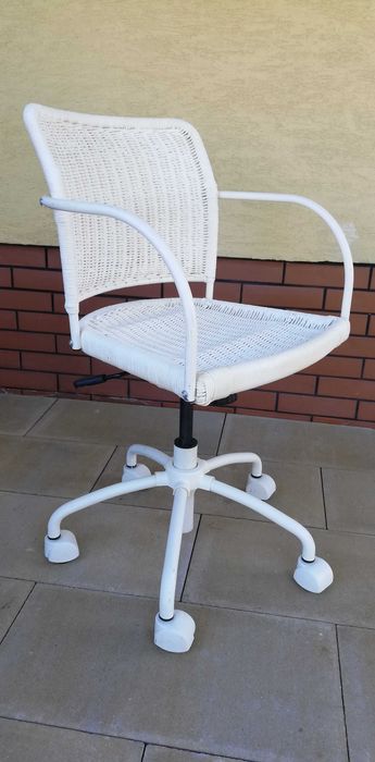 krzesło biurowe białe metalowe fotel kręcony biurko dla dziecka