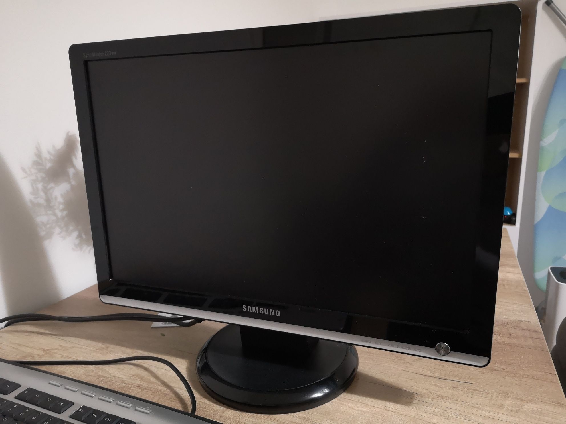 Komputer stacjonarny PC z monitorem 22" nowy dysk SSD 512, nagrywarka