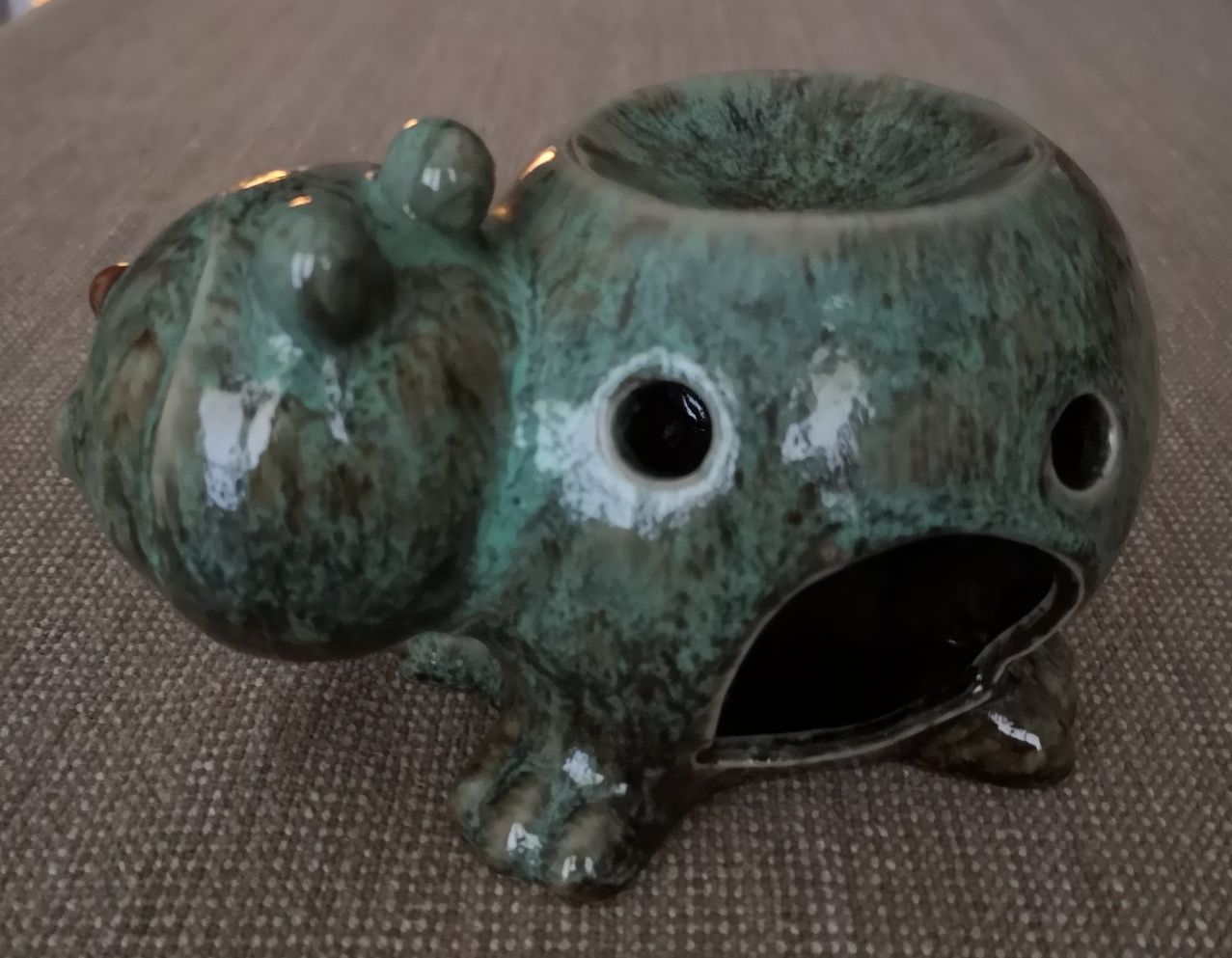 Stary radosny ceramiczny kominek zapachowy lub podgrzewacz do wosku.