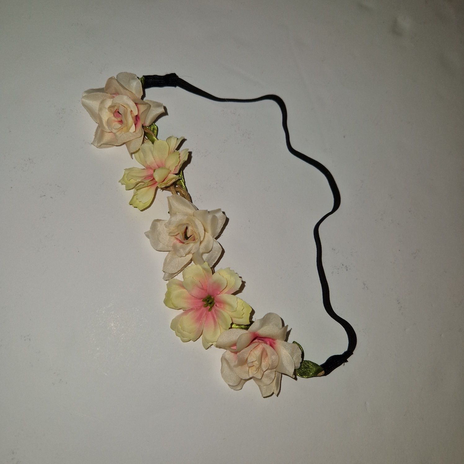 Wianek z kwiatów opaska na gumce