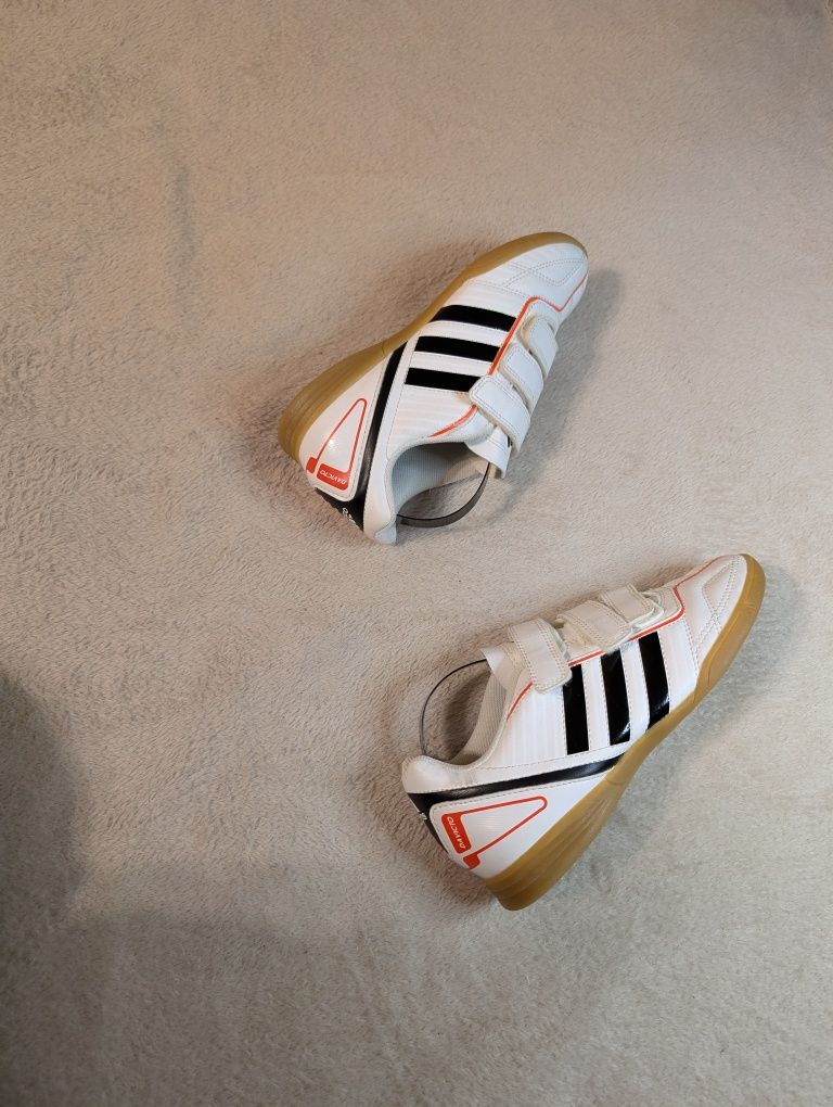 Футзалки Adidas davicto 36 р. 22.5 см стан нових
