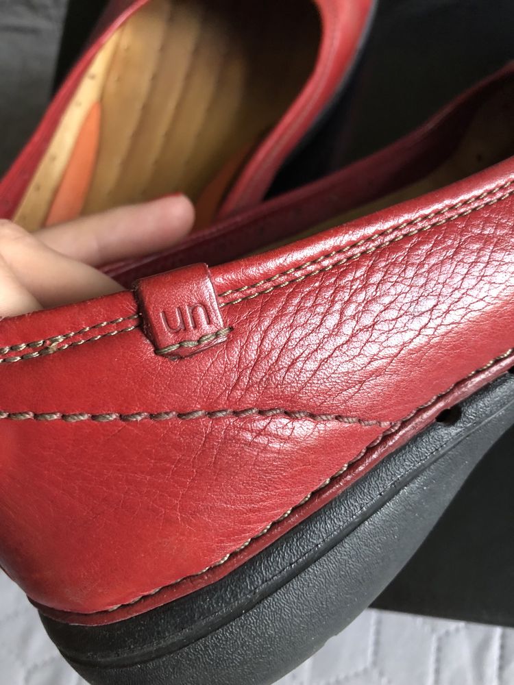 890. r.39. Clarks Un structured. Czerwone pantofle, czółenka, baleriny