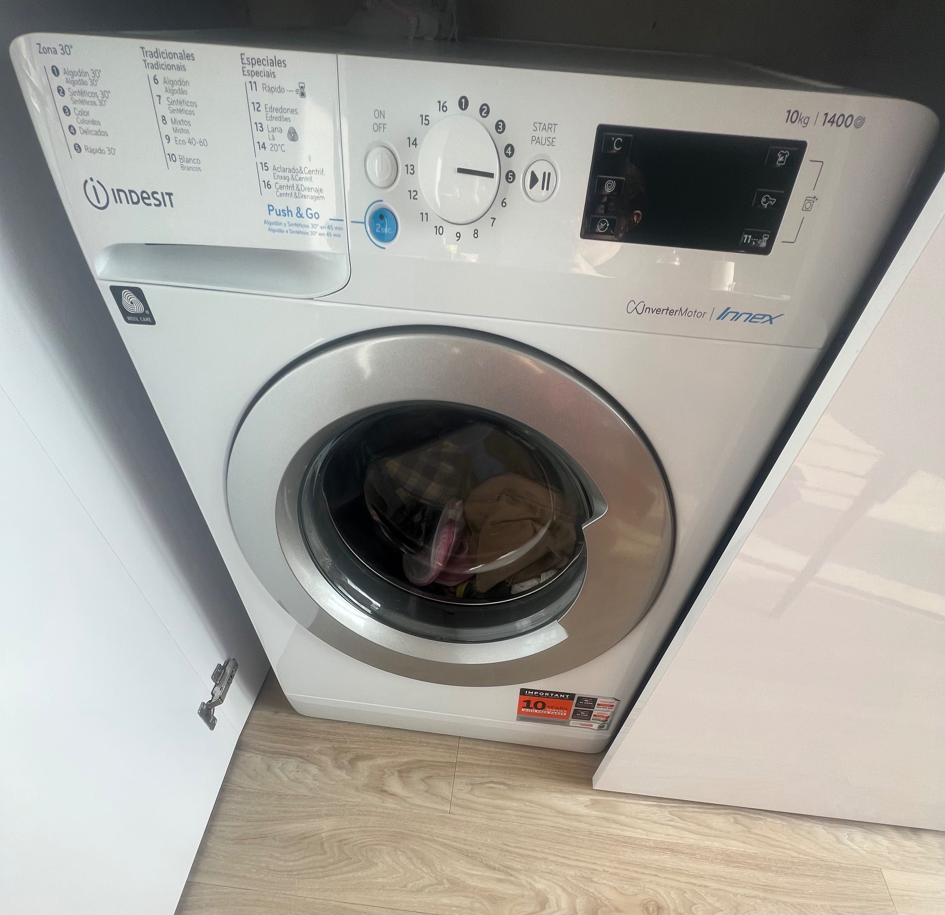 Máquina de lavar a roupa da marca INDESIT, de 10 Kg, como nova