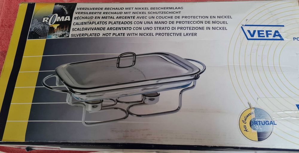 Assadeira retangular on table