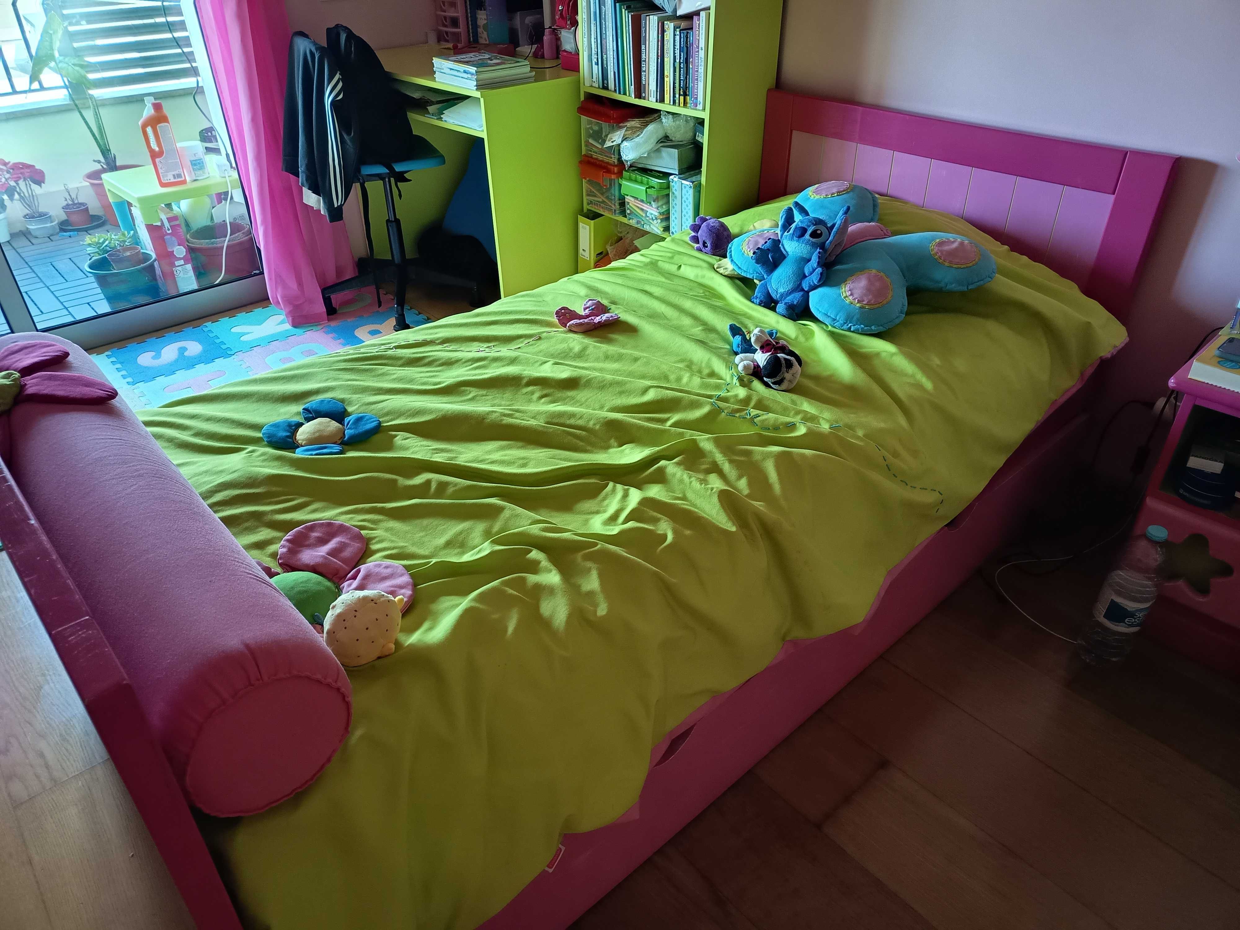 Vendo cama de solteiro em madeira, cor de rosa, com gaveta