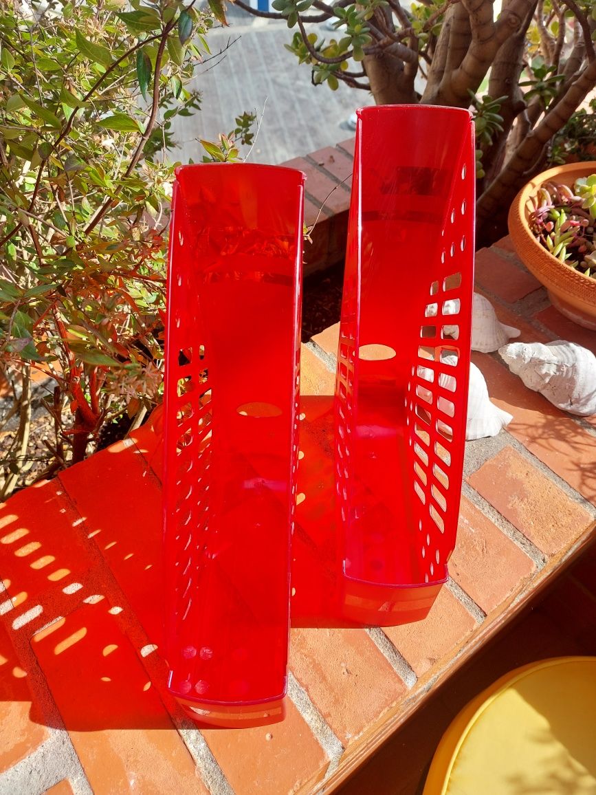 2 Arquivadores Ikea em vermelho