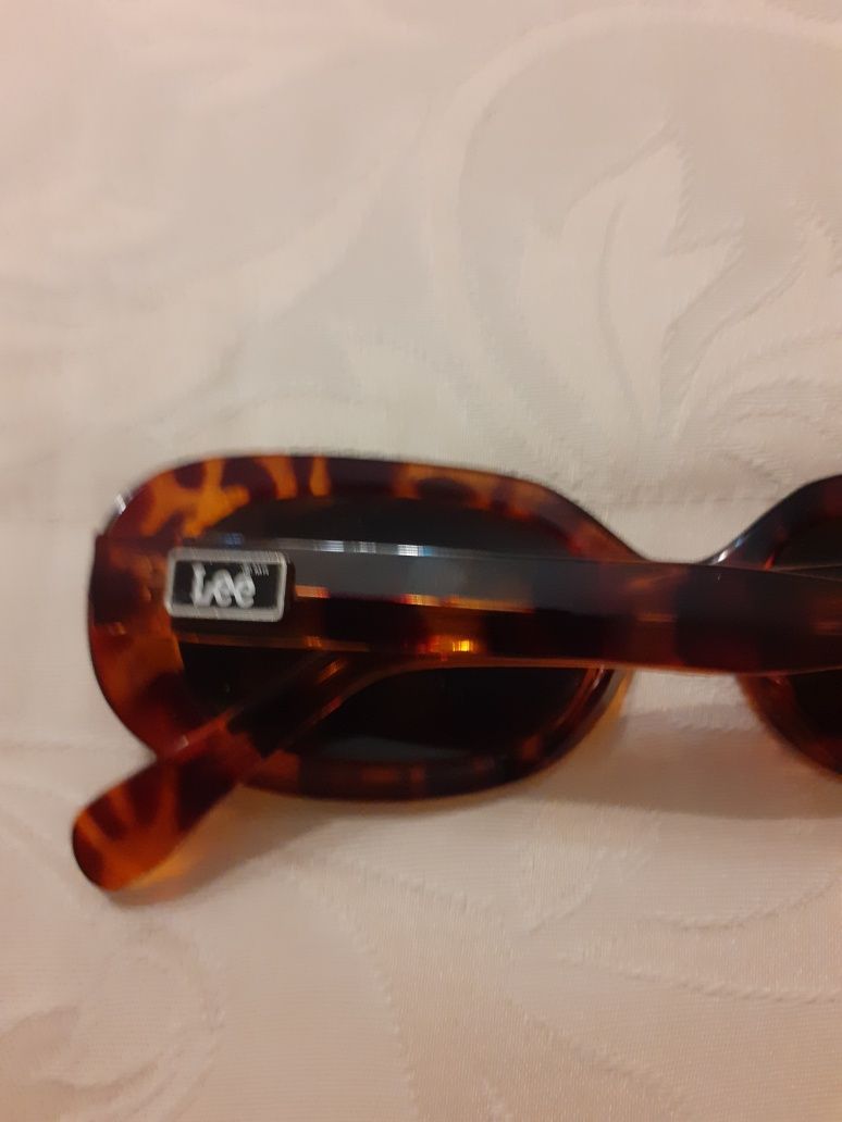 Óculos de sol marca "Lee"