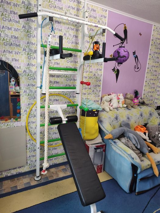 Шкаф+диван+палац,,+гардини тюль та інше