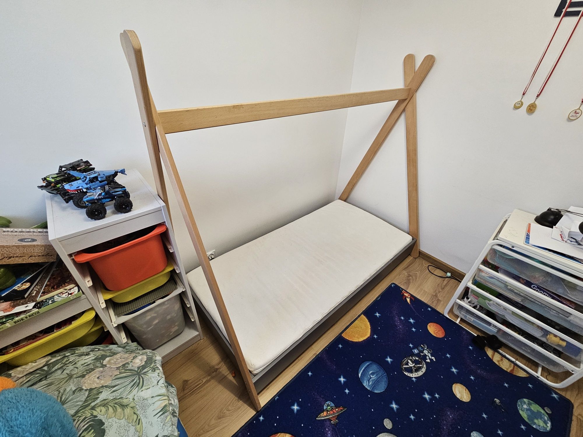 Łóżko dziecięce tipi 80x160 z materacem stan bdb