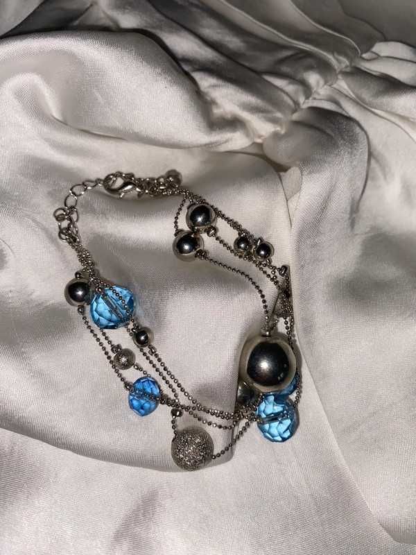 Srebrna bransoletka z błękitnymi kryształkami