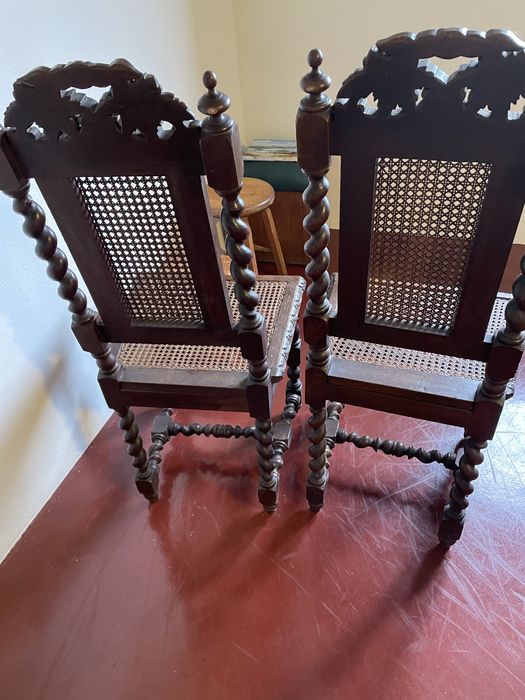 Cadeiras de madeira maciça e vime